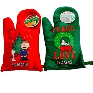 NWT Peanuts oven mitts Charlie Brown & Snoopy 2 sugar cookie mixes.BRAND NEW